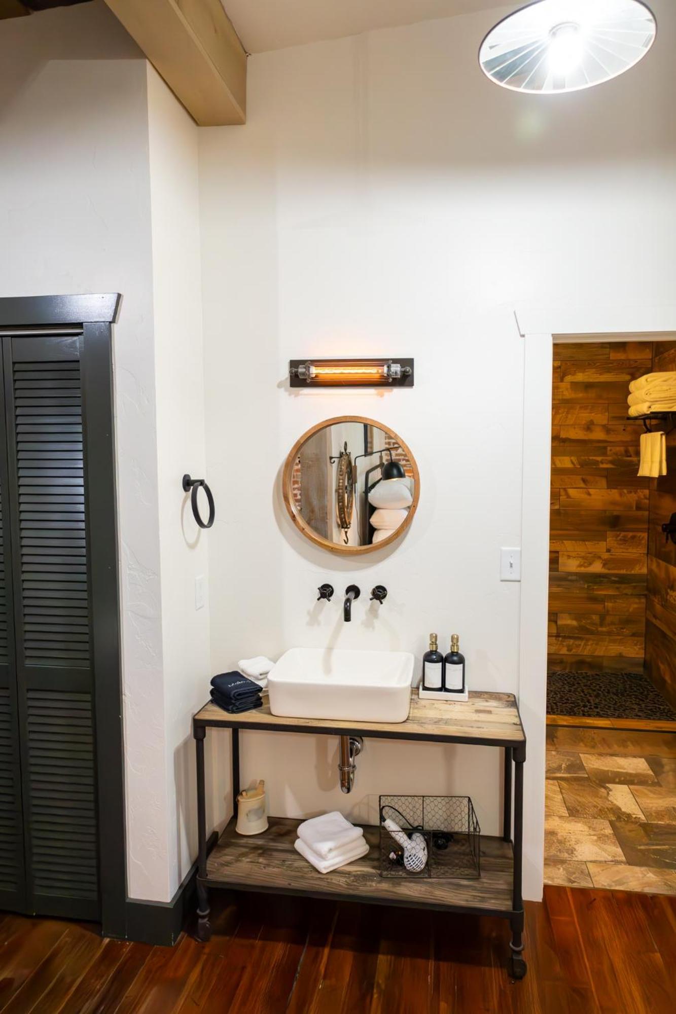 Lander Millhouse Hotel Bagian luar foto