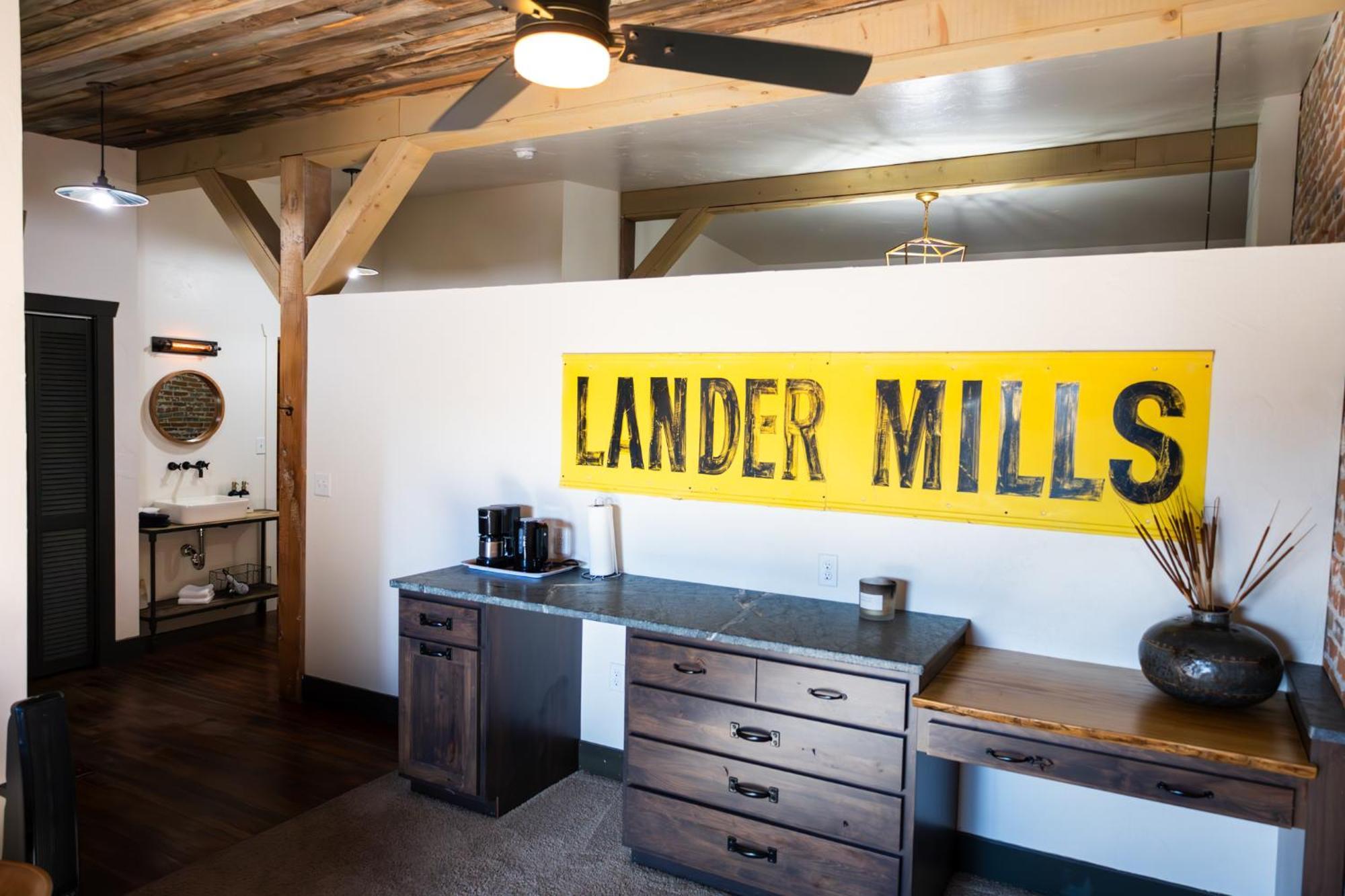 Lander Millhouse Hotel Bagian luar foto