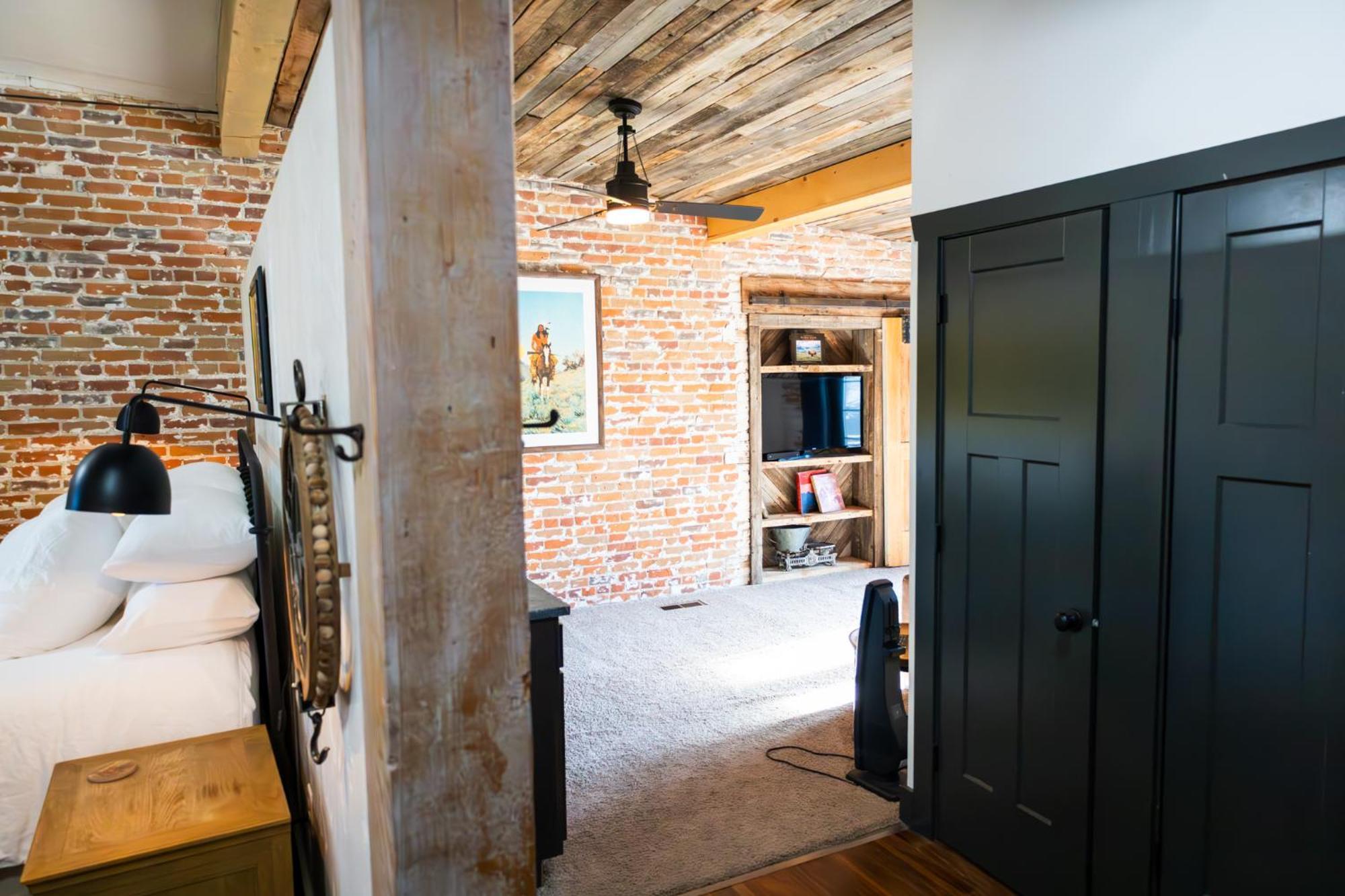 Lander Millhouse Hotel Bagian luar foto