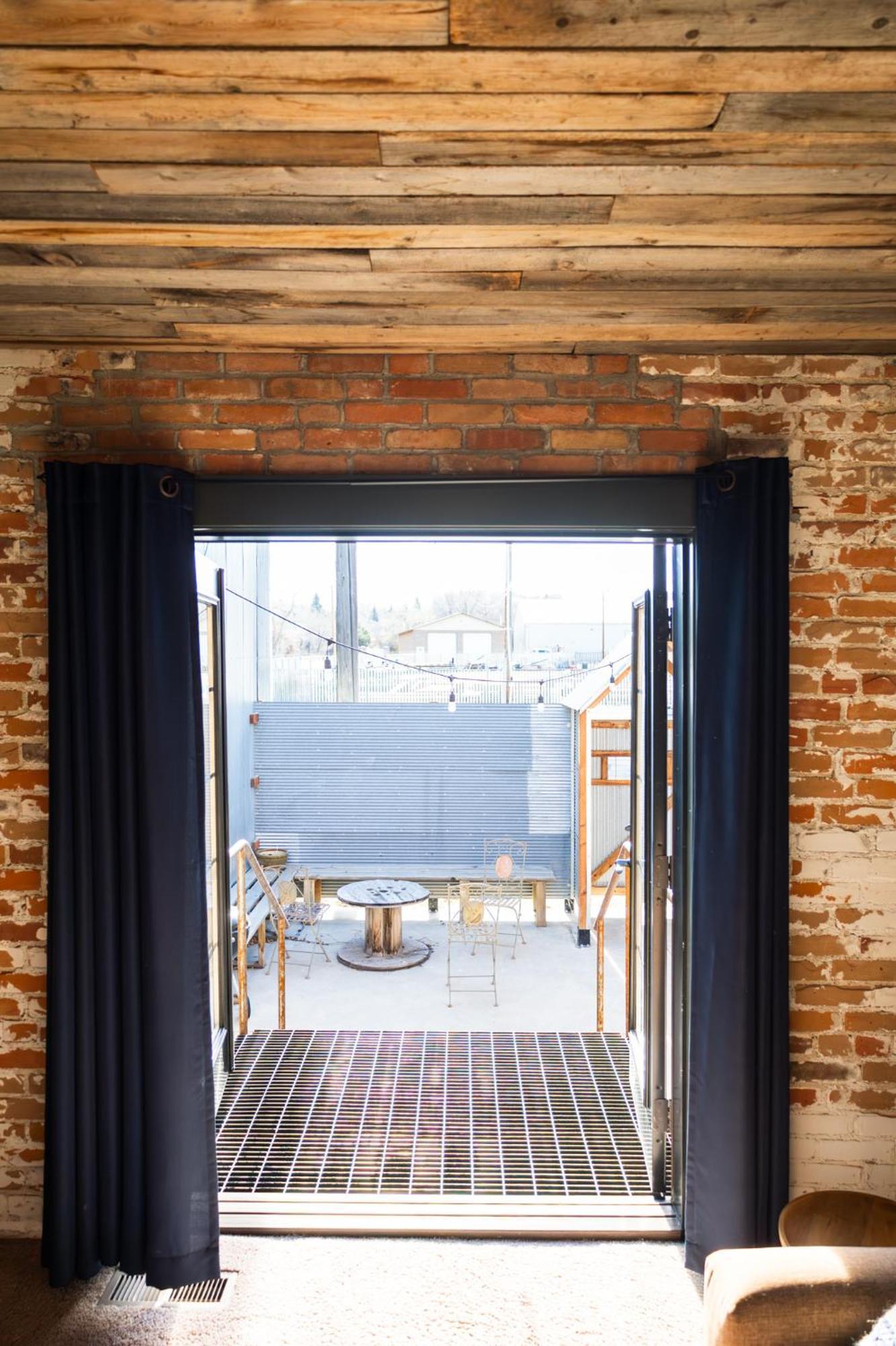 Lander Millhouse Hotel Bagian luar foto