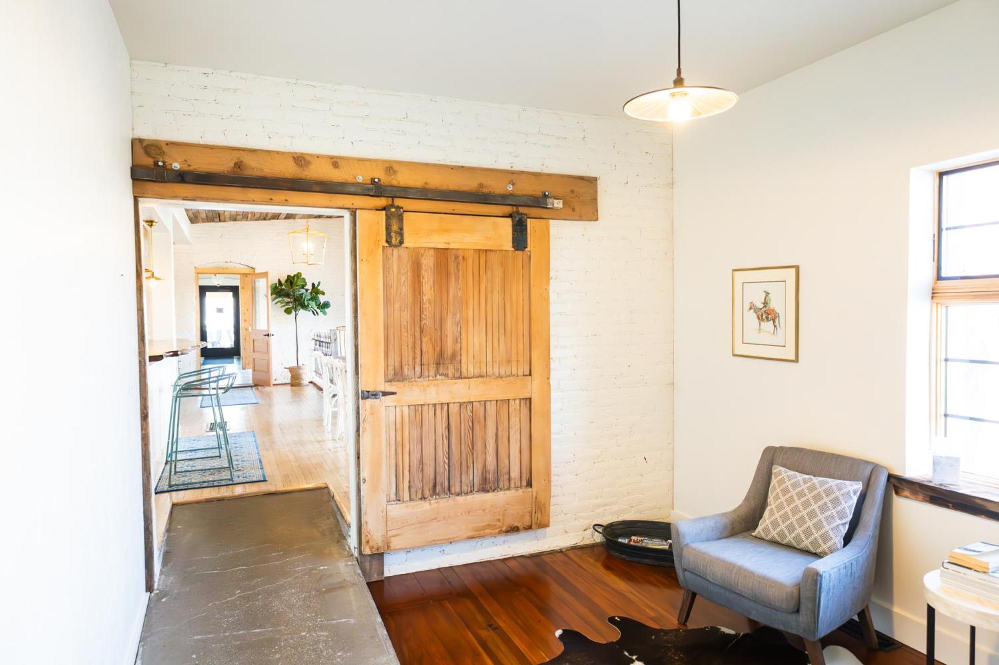 Lander Millhouse Hotel Bagian luar foto