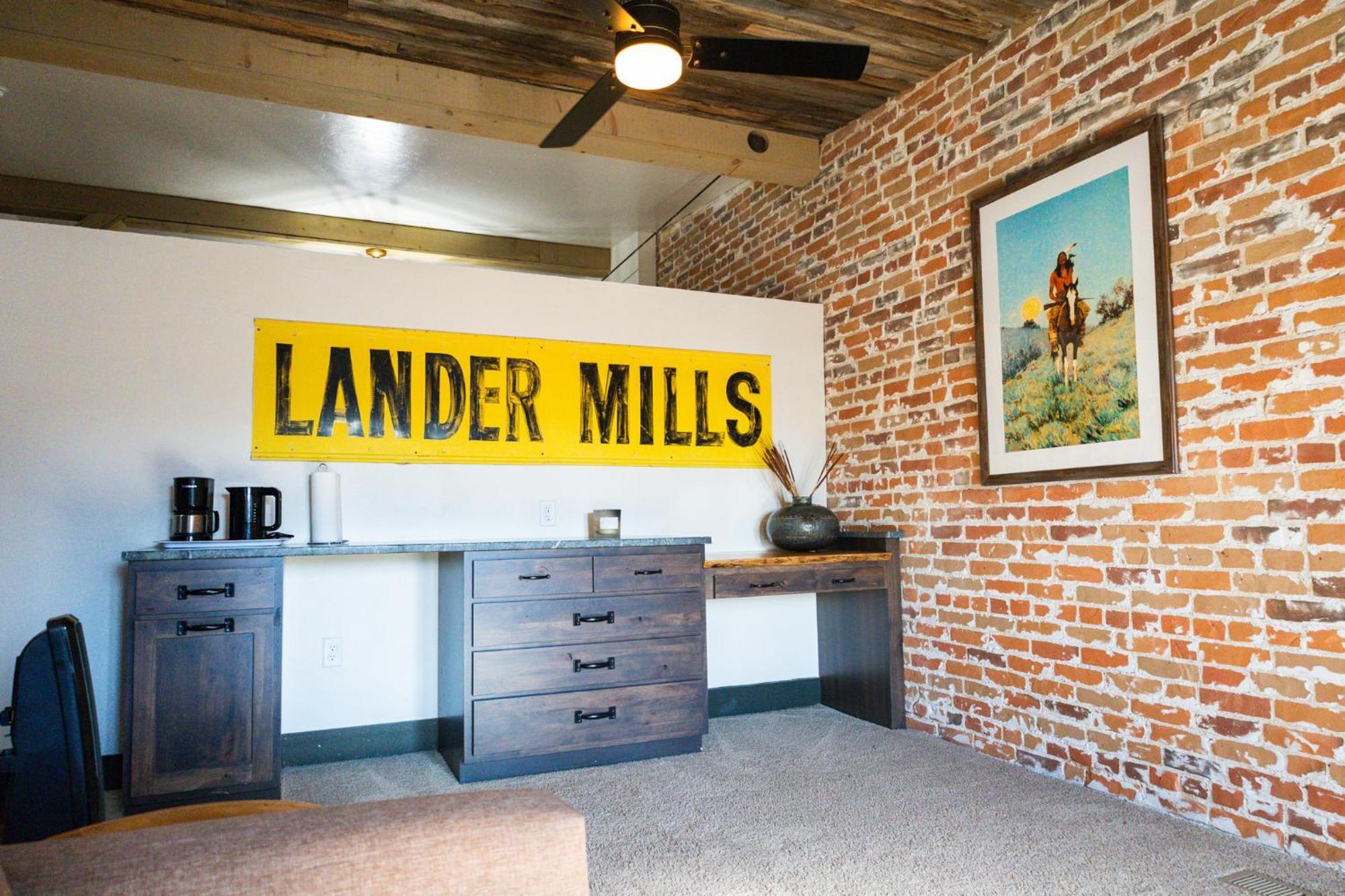 Lander Millhouse Hotel Bagian luar foto