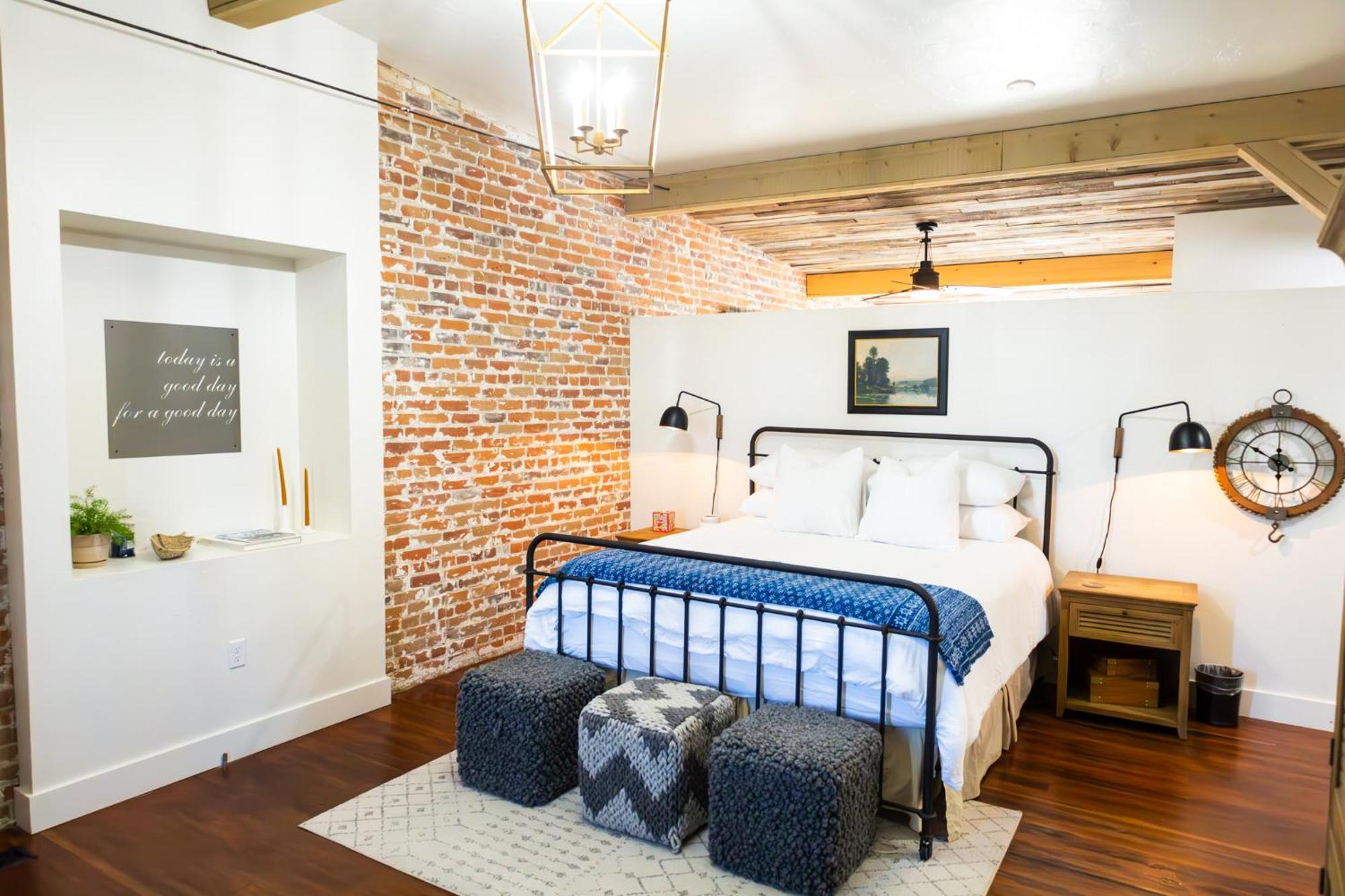 Lander Millhouse Hotel Bagian luar foto