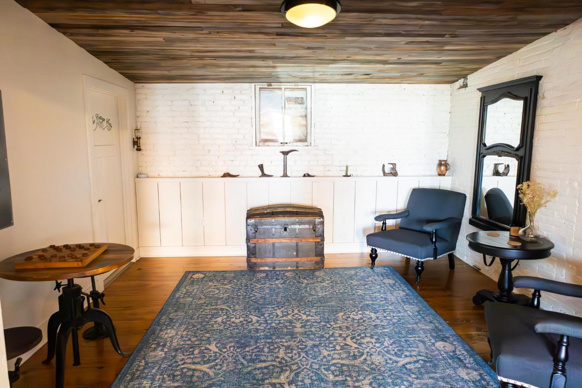 Lander Millhouse Hotel Bagian luar foto