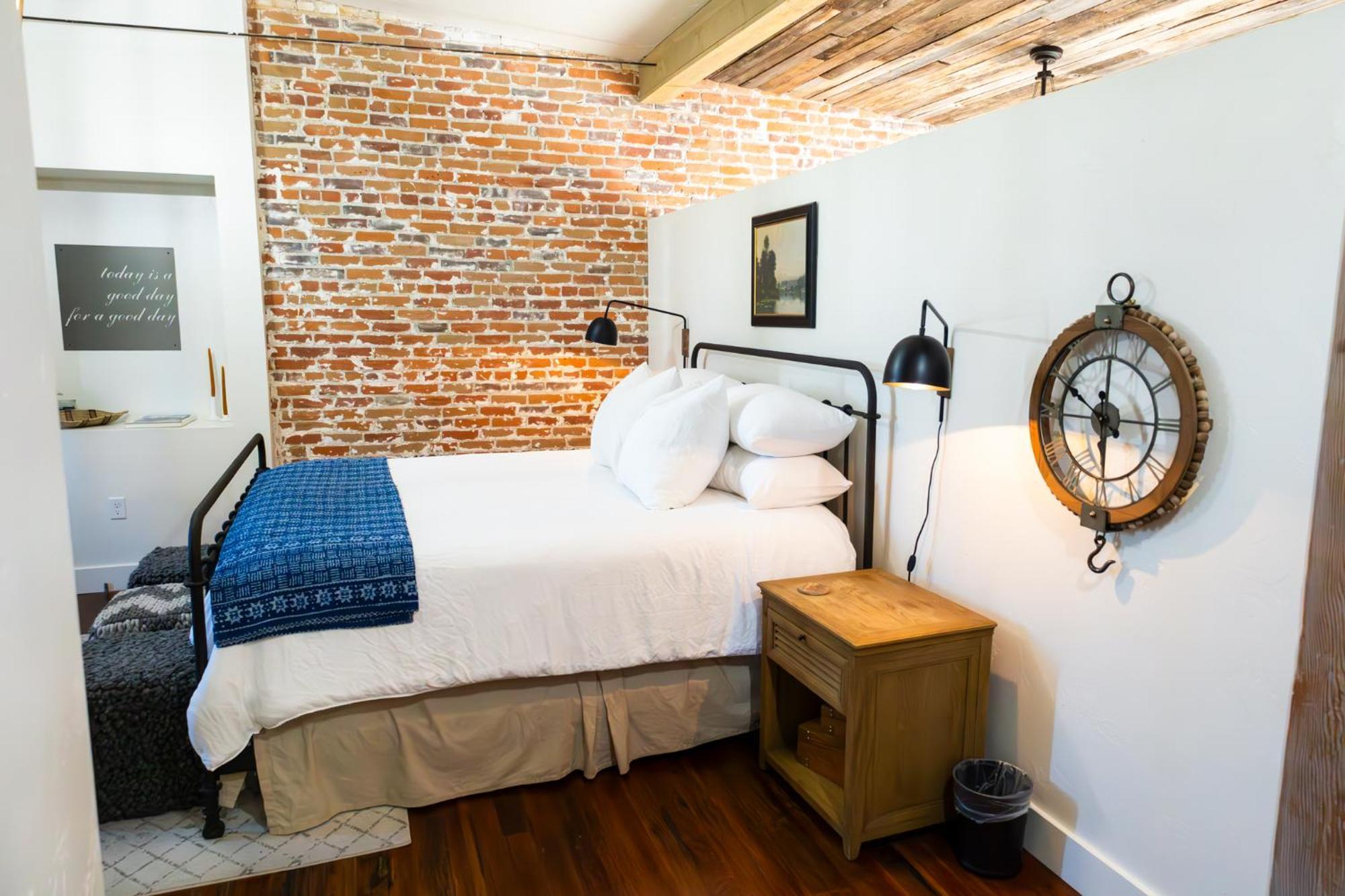 Lander Millhouse Hotel Bagian luar foto