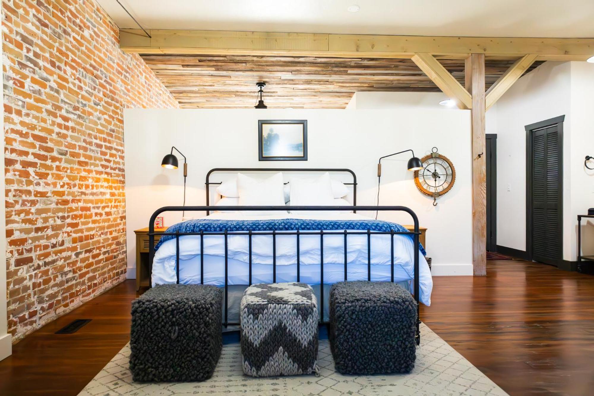 Lander Millhouse Hotel Bagian luar foto
