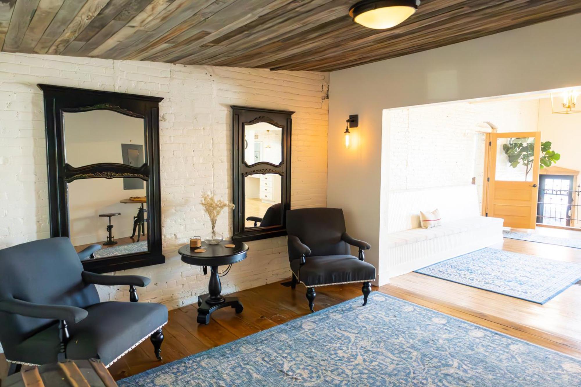 Lander Millhouse Hotel Bagian luar foto