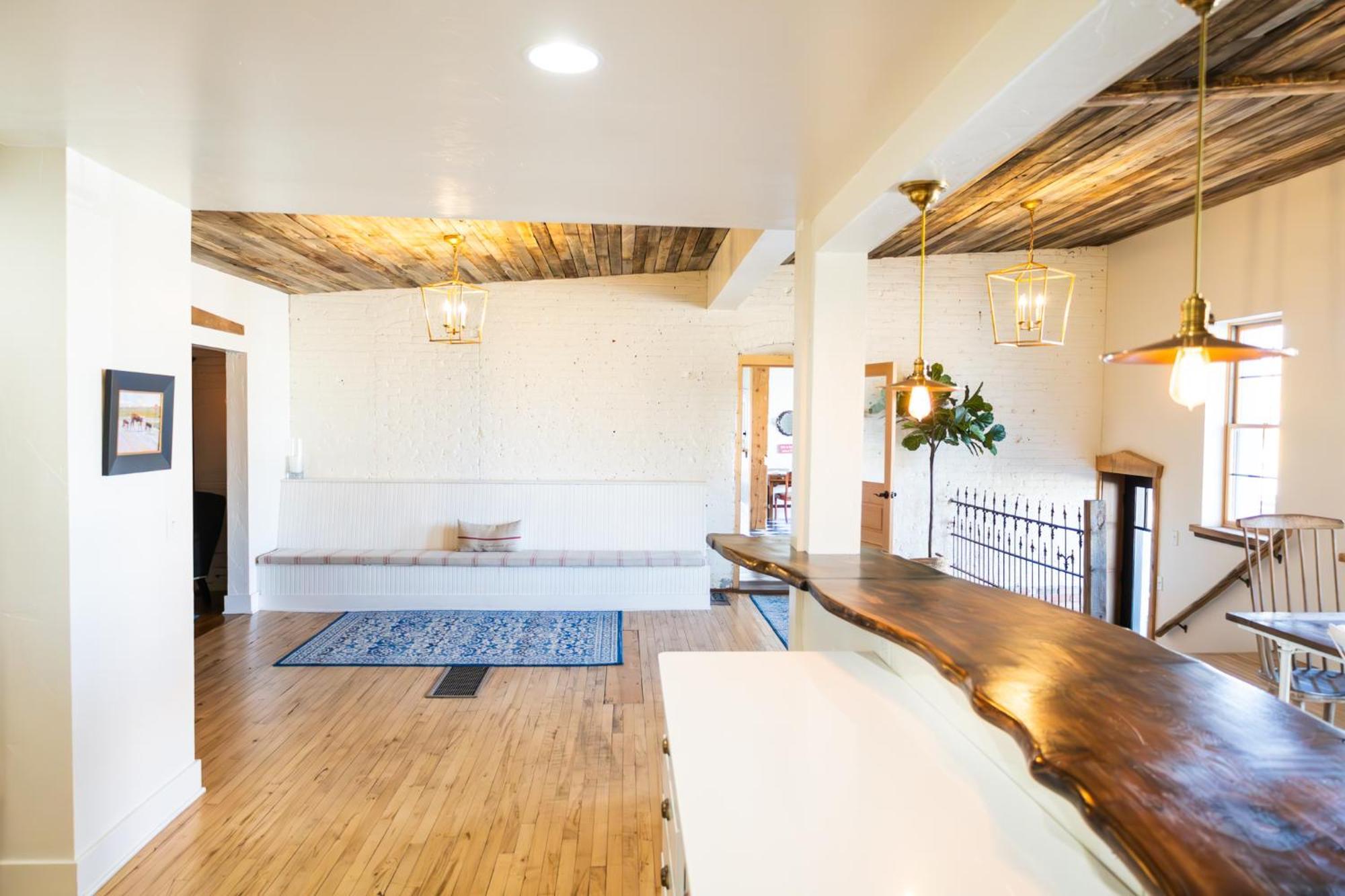 Lander Millhouse Hotel Bagian luar foto