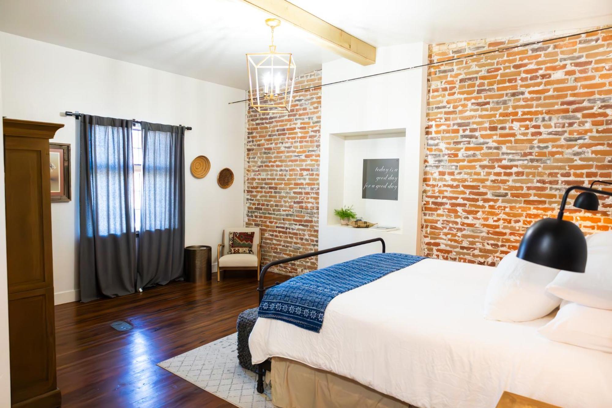 Lander Millhouse Hotel Bagian luar foto