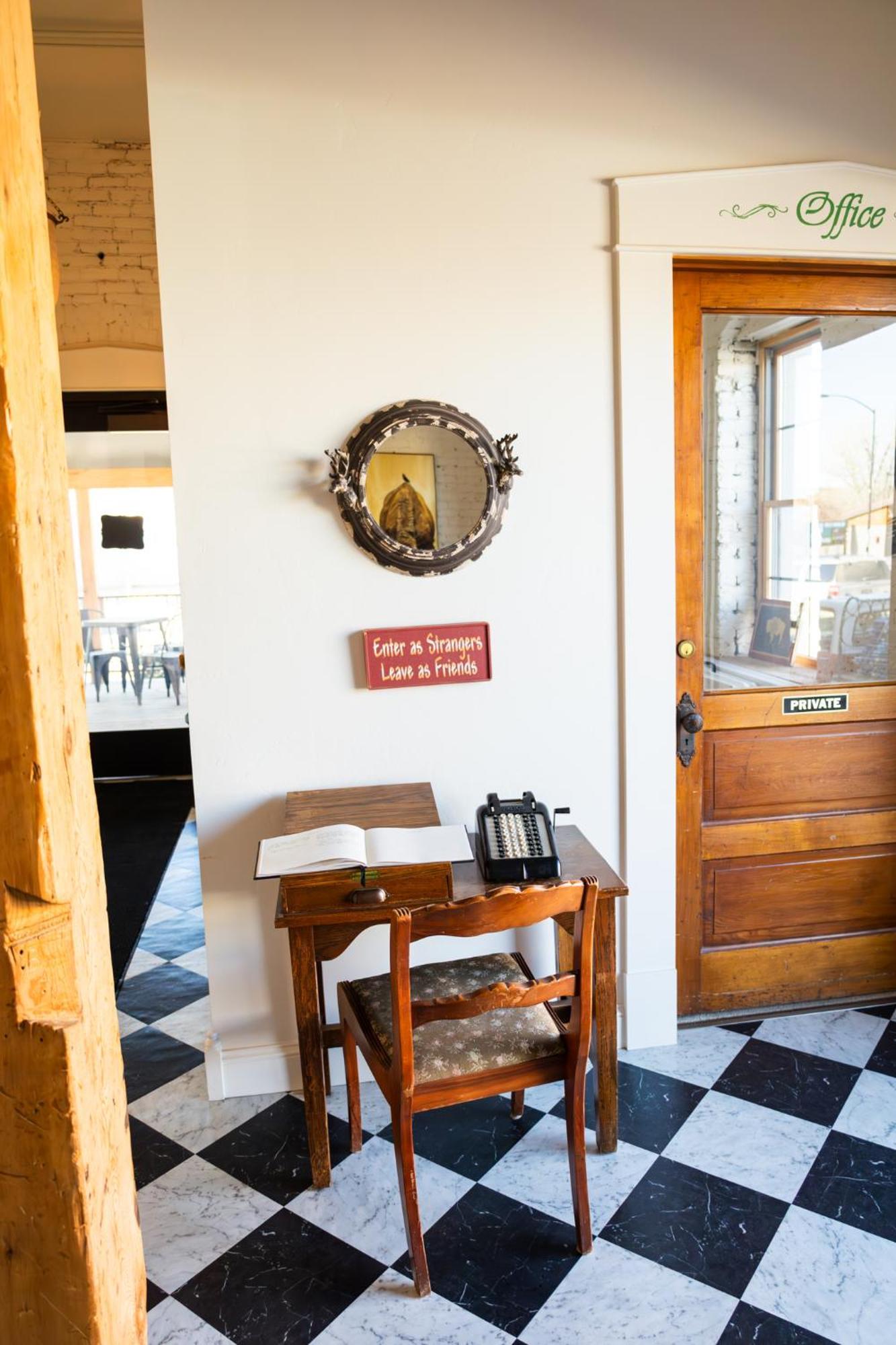 Lander Millhouse Hotel Bagian luar foto