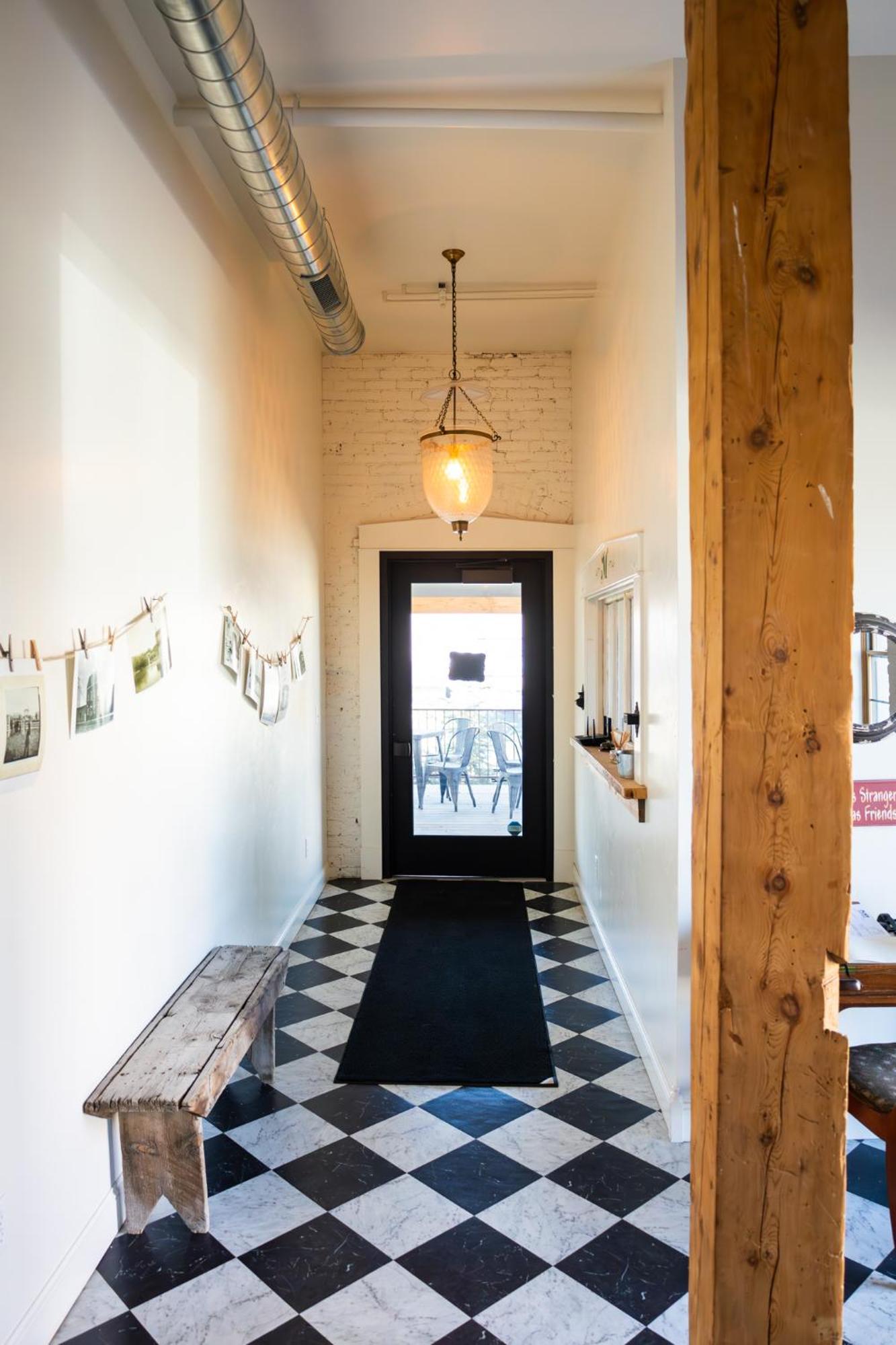 Lander Millhouse Hotel Bagian luar foto