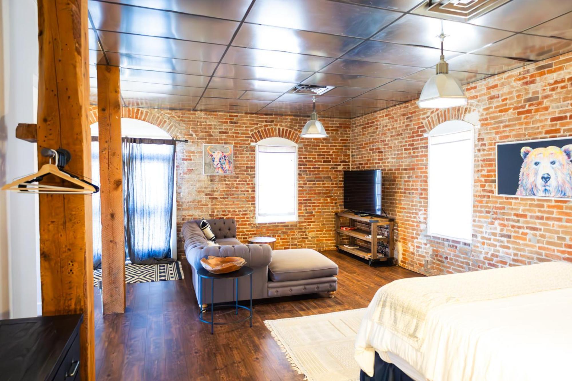 Lander Millhouse Hotel Bagian luar foto