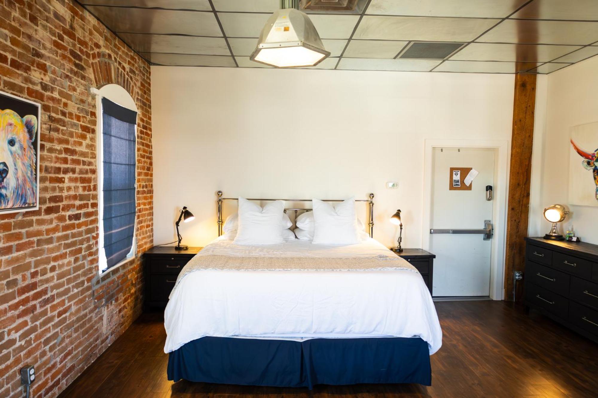 Lander Millhouse Hotel Bagian luar foto